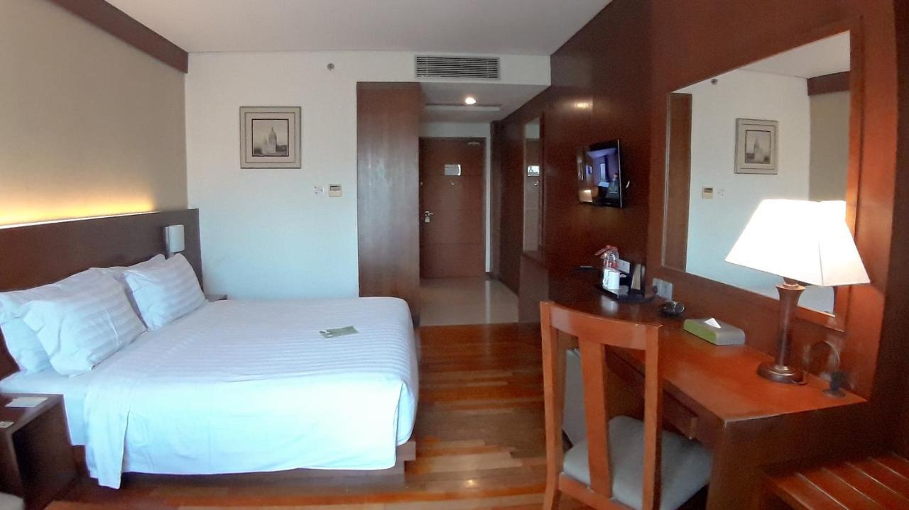Oak Tree Emerald Hotel & Coventions Semarang Exteriör bild