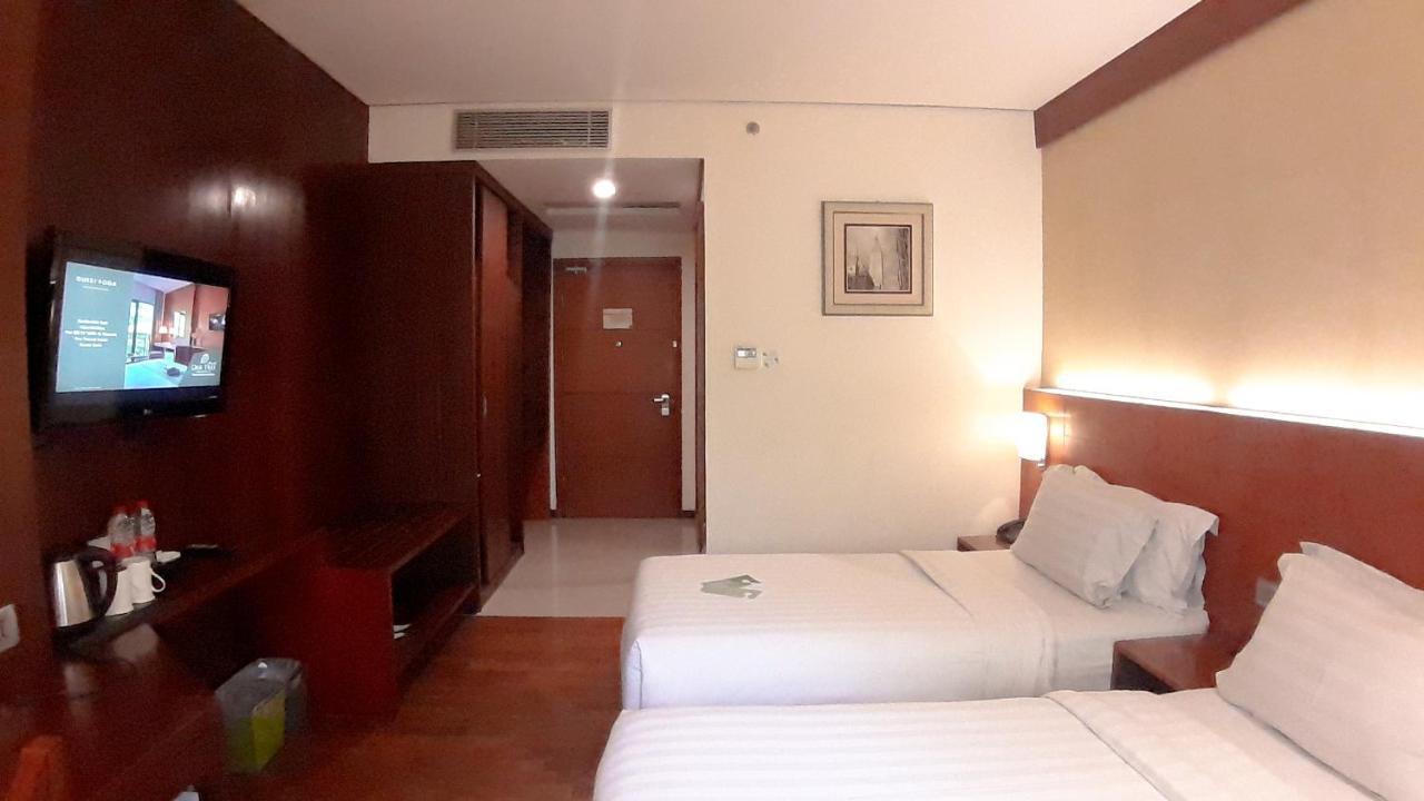 Oak Tree Emerald Hotel & Coventions Semarang Exteriör bild