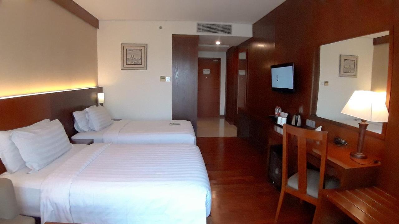 Oak Tree Emerald Hotel & Coventions Semarang Exteriör bild