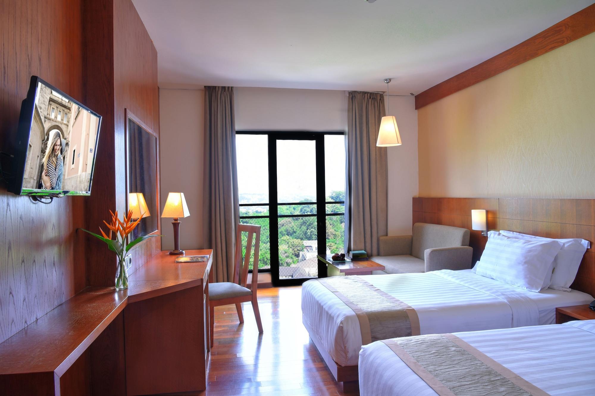 Oak Tree Emerald Hotel & Coventions Semarang Exteriör bild