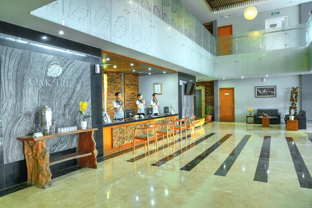 Oak Tree Emerald Hotel & Coventions Semarang Exteriör bild