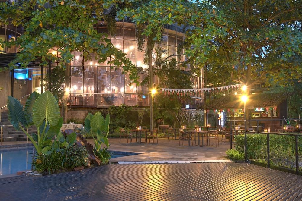 Oak Tree Emerald Hotel & Coventions Semarang Exteriör bild