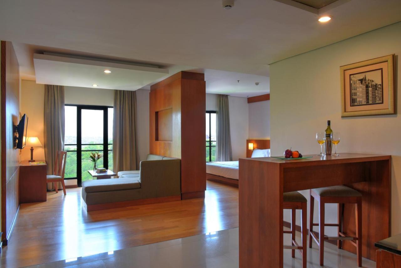 Oak Tree Emerald Hotel & Coventions Semarang Exteriör bild