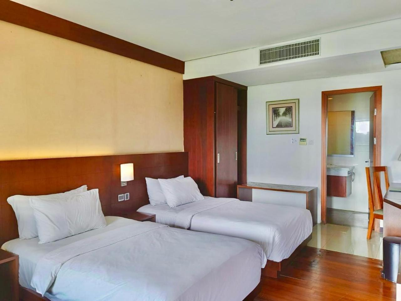 Oak Tree Emerald Hotel & Coventions Semarang Exteriör bild