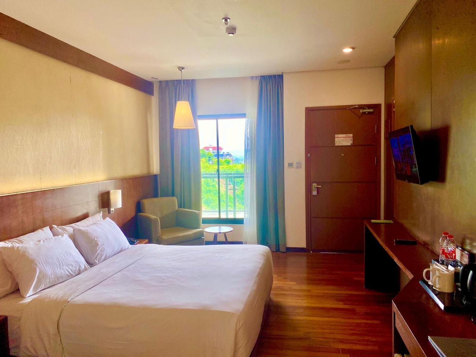 Oak Tree Emerald Hotel & Coventions Semarang Exteriör bild