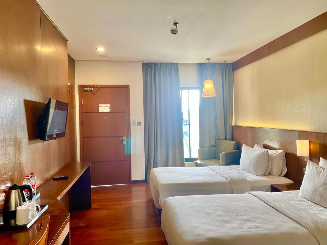Oak Tree Emerald Hotel & Coventions Semarang Exteriör bild