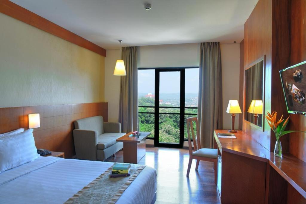 Oak Tree Emerald Hotel & Coventions Semarang Exteriör bild