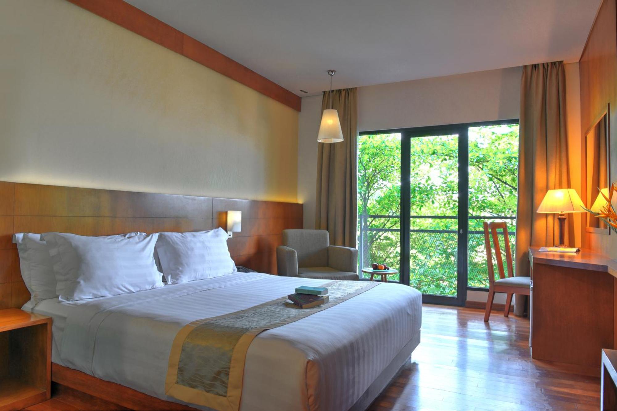Oak Tree Emerald Hotel & Coventions Semarang Exteriör bild