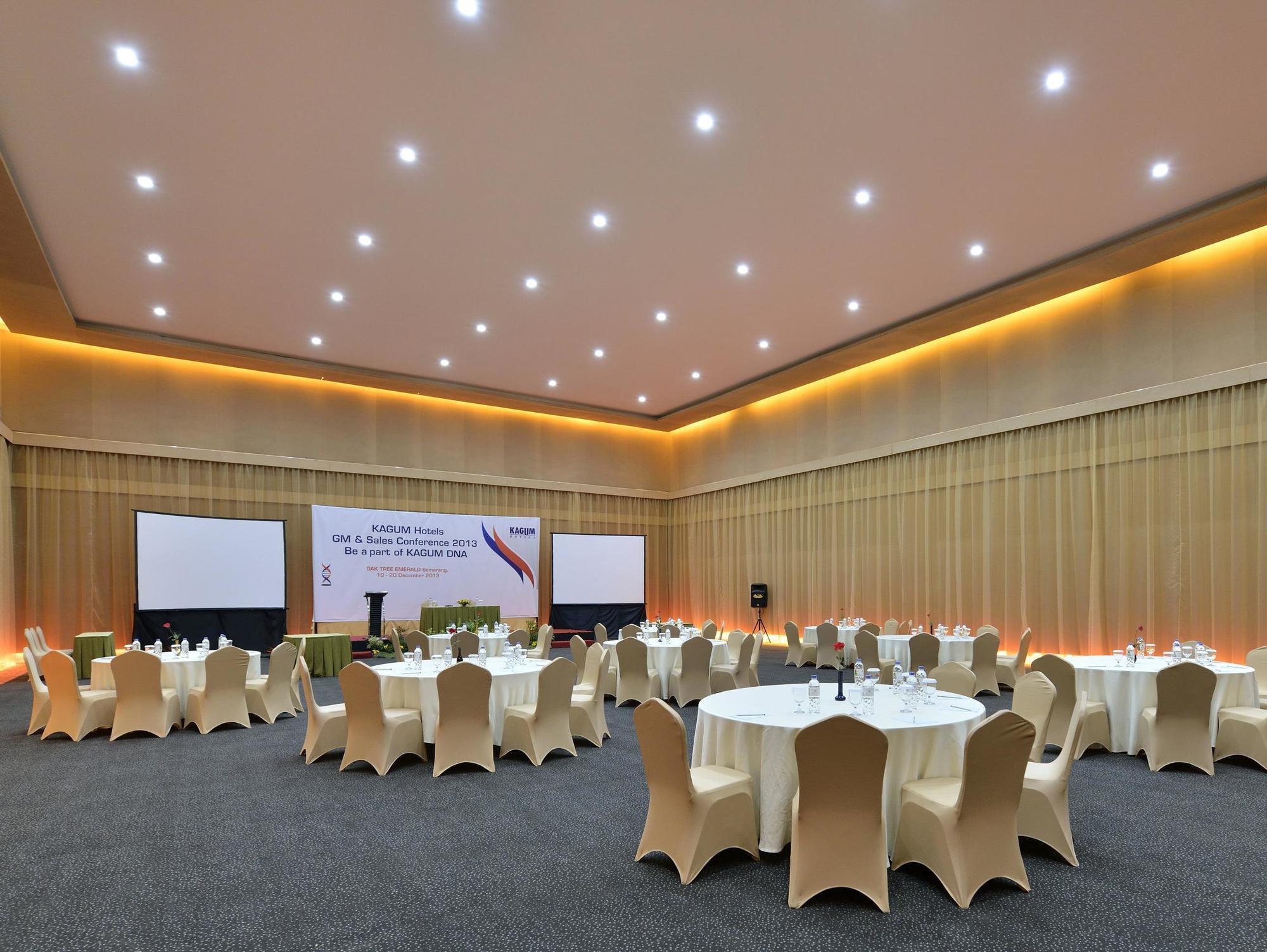 Oak Tree Emerald Hotel & Coventions Semarang Exteriör bild