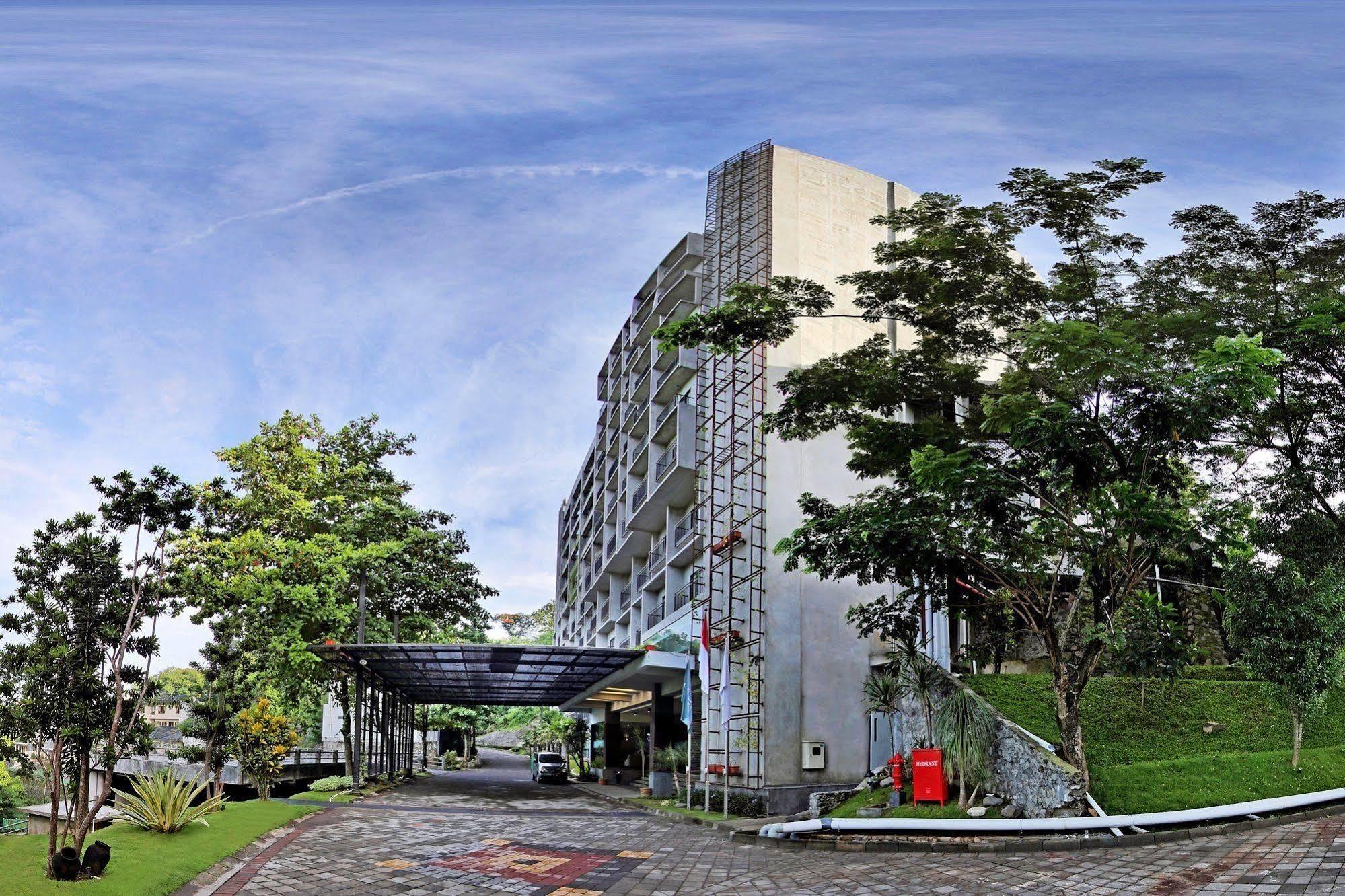 Oak Tree Emerald Hotel & Coventions Semarang Exteriör bild