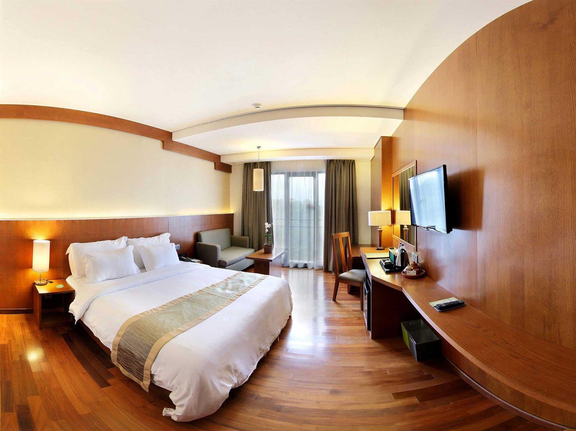 Oak Tree Emerald Hotel & Coventions Semarang Exteriör bild