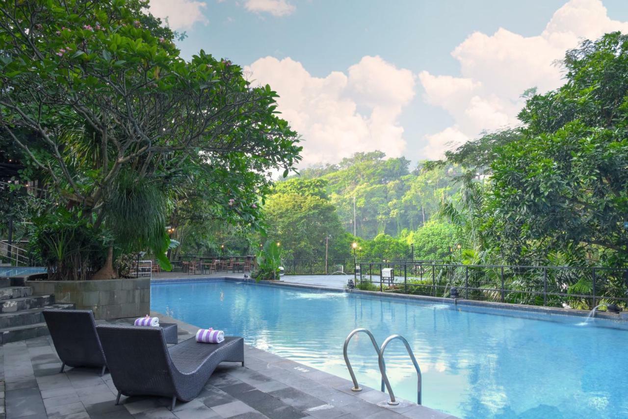 Oak Tree Emerald Hotel & Coventions Semarang Exteriör bild