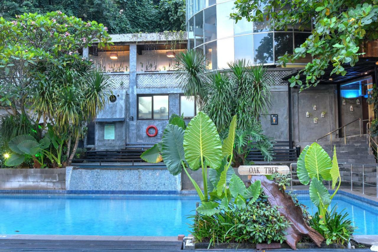 Oak Tree Emerald Hotel & Coventions Semarang Exteriör bild