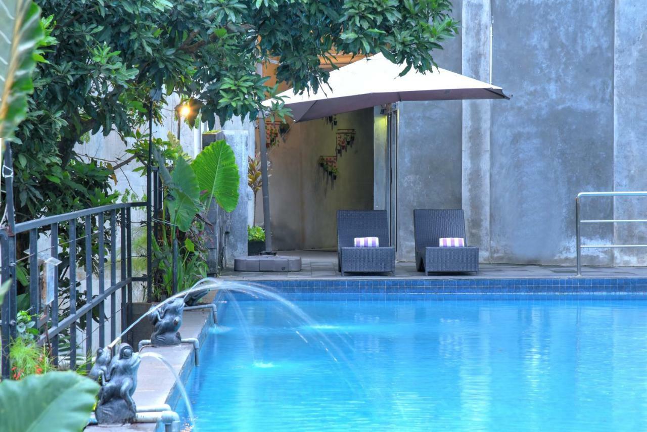 Oak Tree Emerald Hotel & Coventions Semarang Exteriör bild
