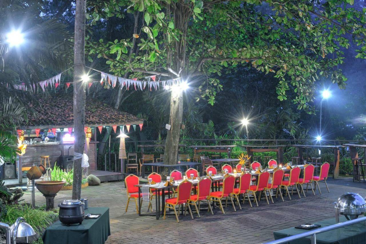 Oak Tree Emerald Hotel & Coventions Semarang Exteriör bild